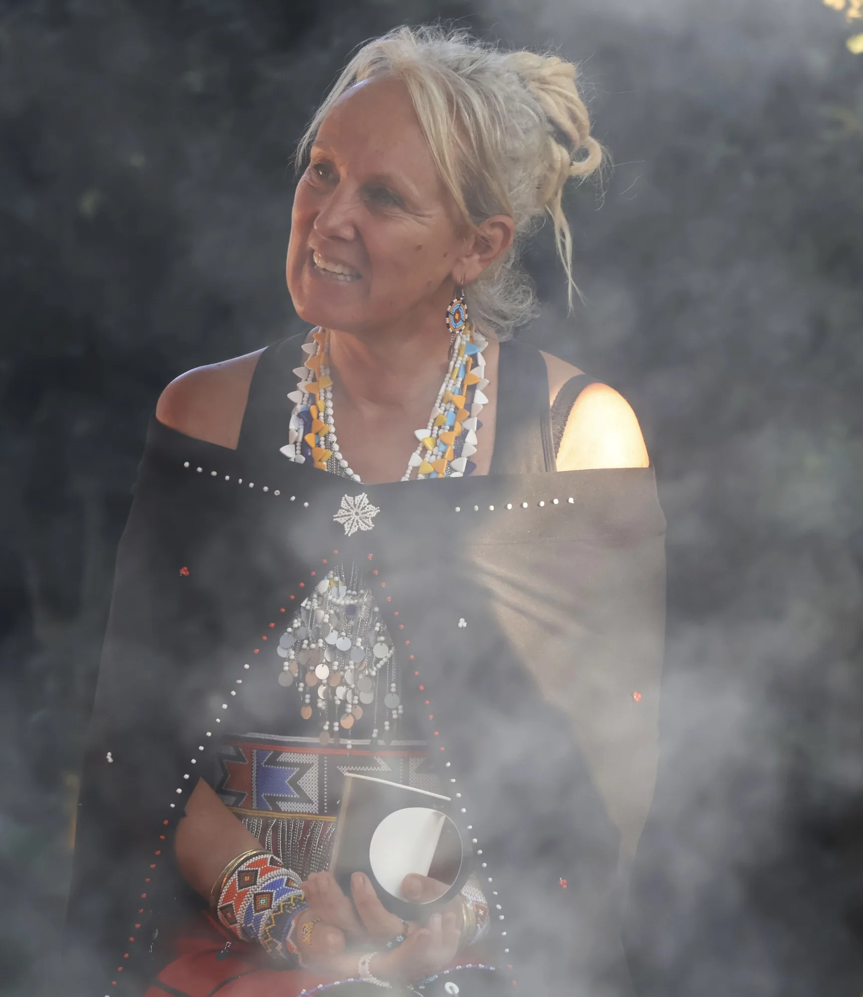 Cérémonie maasaï, parures et fumée rituelle